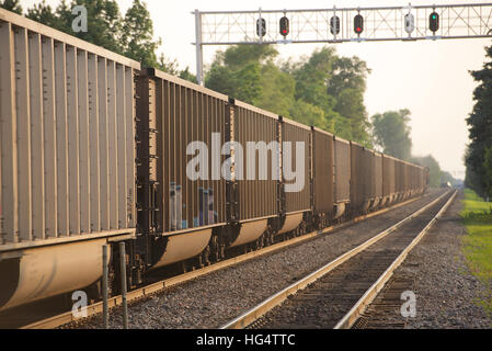 BNSF powered carbone treno alla pietra Avenue stazione, La Grange, Chicago, Illinois, Stati Uniti d'America. Foto Stock