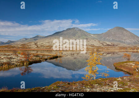 Lago di fronte alla montagna Stygghoin in autunno, Døråldalen nel Rondane National Park, Oppland, Norvegia Foto Stock