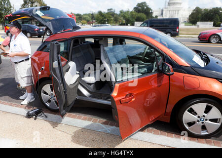 BMW I3 veicolo elettrico con porte laterali aperte - USA Foto Stock
