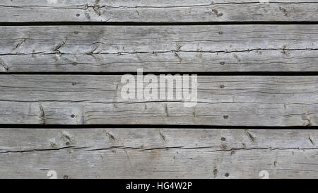 Usura argenteo listoni in legno corrono orizzontalmente come uno sfondo con carattere. Presa da sopra Foto Stock