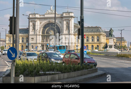 Il traffico della strada di fronte la facciata della stazione di Keleti a Budapest. Keleti è la stazione ferroviaria Est, è stato aperto nel 1884. Foto Stock