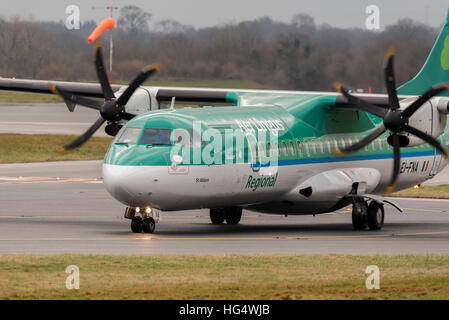 Aer Lingus regionali (Stobart aria) ATR-72-600 (ATR-72-212un) all'aeroporto di Manchester. Aeromobile. Foto Stock