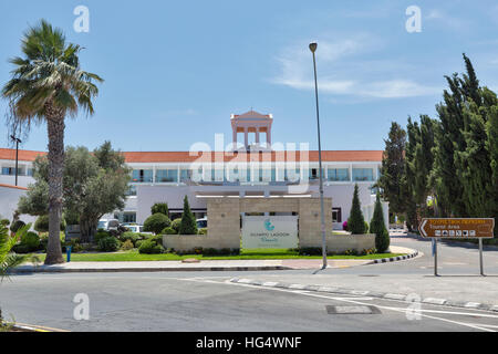 Olympic Lagoon Resort Hotel facciata in Paphos zona turistica. Pafo è una costiera estate popolare centro turistico città di Cipro. Foto Stock