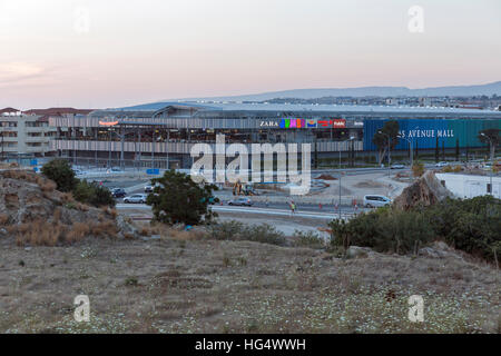 Kings Avenue shopping mall facciata. Pafo è una costiera turistica popolare località estiva di città nel sud-ovest di Cipro. Foto Stock