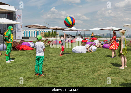 Riconosciuto giocare i bambini con animatori nella zona lounge esterna di food court a Kyiv Wine Festival organizzato da buon vino. Foto Stock
