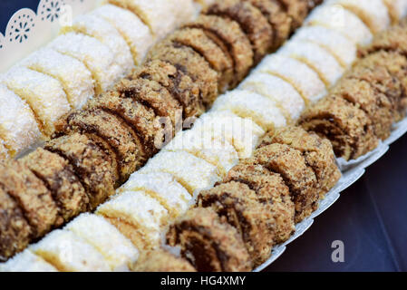Rotoli di pasta con noce di cocco e i dadi sul tavolo della luce naturale Foto Stock