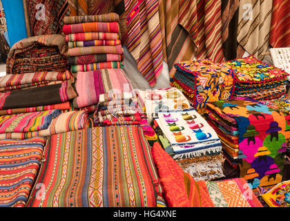 Coloratissimo mercato di Pisac in Perù Foto Stock