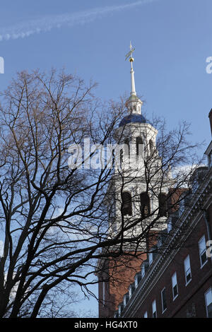 La Harvard University campus su una mattina di autunno. La guglia di Lowell House, uno dei dodici corsi di laurea case residenziali presso la Harvard University Foto Stock