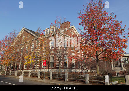 La Harvard University campus su una mattina di autunno. Centro Barker a 12 Quincy Street. Foto Stock