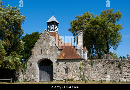 L antico in pietra costruito gatehouse con stile Tudor clock tower di Beaulieu Abbey nella nuova foresta in Hampshire Inghilterra Foto Stock