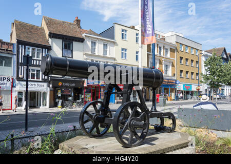 Canon in Piazza Rimembranza, Maidstone Kent, England, Regno Unito Foto Stock