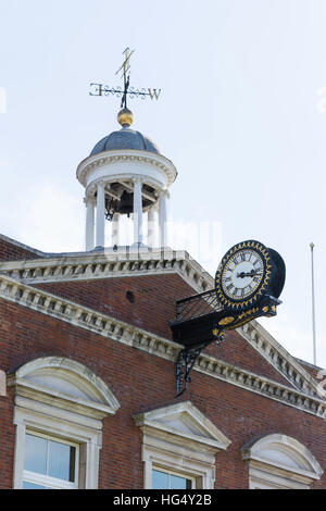 Torre dell'Orologio del XVIII secolo il Municipio, mercato (Giubileo) Square, Maidstone Kent, England, Regno Unito Foto Stock