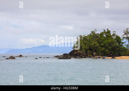 Bellissima natura pura paesaggio, spiaggia nel Parco Nazionale Masoala, Madagascar nuvoloso pittoresca natura selvaggia scena. Foto Stock