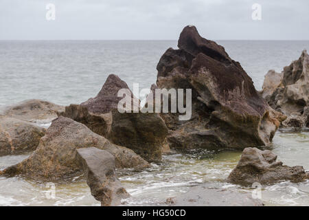 Bellissima natura pura paesaggio, Parco Nazionale Masoala, Madagascar nuvoloso pittoresca natura selvaggia con la scena rock sull oceano Indiano. Foto Stock