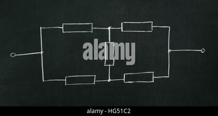 Lo schema elettrico disegnato su una lavagna con gesso Foto Stock