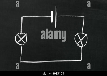 Lo schema elettrico disegnato su una lavagna con gesso Foto Stock
