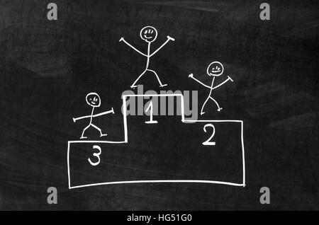 Piattaforma di aggiudicazione e caratteri disegnare sulla lavagna con Chalk Foto Stock