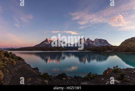 Sunrise vista del Paine massiccio con riflessioni. Da sinistra a destra - il Cerro Paine Grande, il Cuernos del Paine, o le corna, e il Monte Almirante NIeto. L Foto Stock