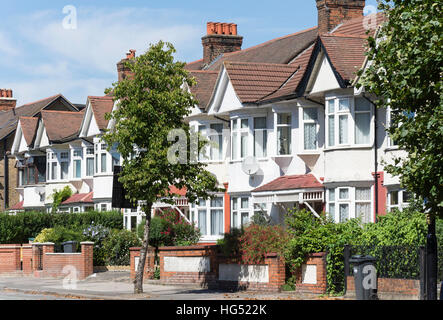 Case residenziali su Boston Manor Road, Brentford, London Borough di Hounslow, Greater London, England, Regno Unito Foto Stock