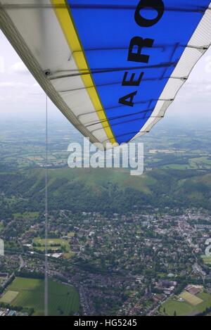 Parapendio al di sopra di Malvern WORCESTERSHIRE REGNO UNITO Foto Stock