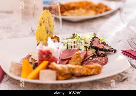 Fresca assortita cold cut platter Foto Stock