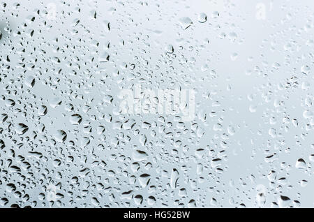 Pioggia di gocce di acqua sul vetro di windows Foto Stock