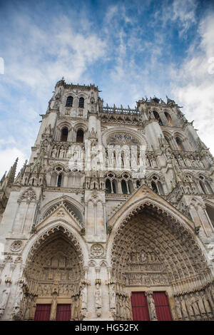 Facciata della cattedrale di Amiens, prospettiva di rana Foto Stock