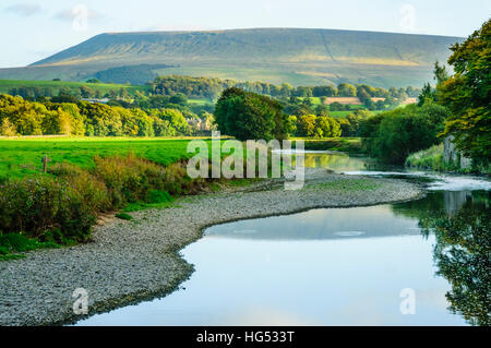 Il fiume Ribble a Sawley Lancashire Inghilterra guardando verso Pendle Hill Foto Stock