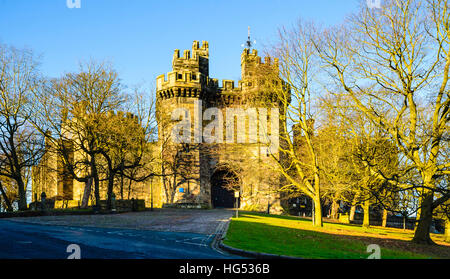 Lancaster Castle con John O'Gaunt's Gate nel centro Foto Stock