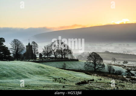 La Chiesa di Cristo, noto come dei Pastori della Chiesa, all over Wyresdale nella foresta di Bowland Lancashire Inghilterra la mattina presto Foto Stock