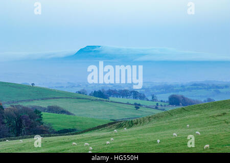 Nuvole in streaming su Ingleborough nel Yorkshire Dales visto da una collina strada sopra la Lune Valley in Lancashire Foto Stock
