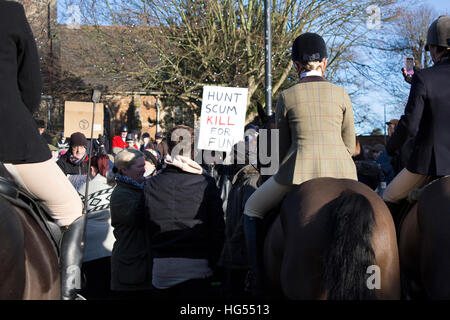 Atherstone Hunt incontro prendendo parte nella piazza del mercato, Atherstone il primo lunedì del nuovo anno. Foto Stock