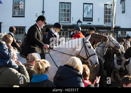 Atherstone Hunt incontro prendendo parte nella piazza del mercato, Atherstone il primo lunedì del nuovo anno. Foto Stock