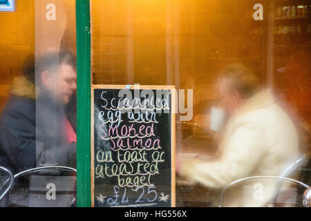 Steamy finestra di una caffetteria in Lancaster Lancashire Inghilterra Foto Stock