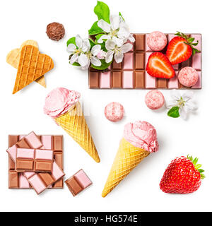 Gelato alla fragola con cono di cialda, cioccolato, praline, Berry, apple Fiori e cuori isolati di raccolta su sfondo bianco Foto Stock