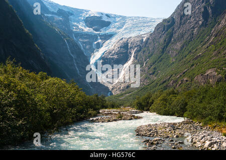 Norvegia paesaggio panoramico con montagne, ghiacciai e fiume. Il Ghiacciaio Briksdal è parte del ghiacciaio di Jostedal Campo di ghiaccio. Foto Stock