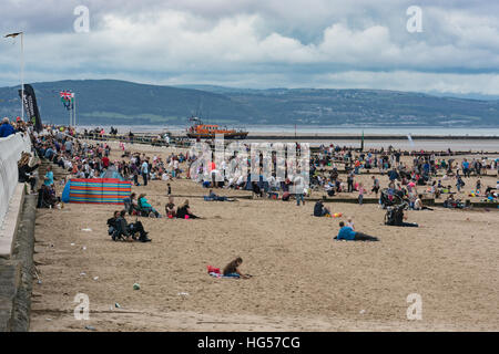 La folla sulla spiaggia a Rhyl Air Show 2016 Foto Stock