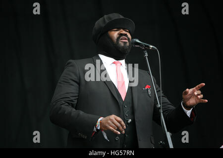 Gregory Porter eseguendo sulla fase della piramide durante il festival di Glastonbury, azienda agricola degna.UK Foto Stock