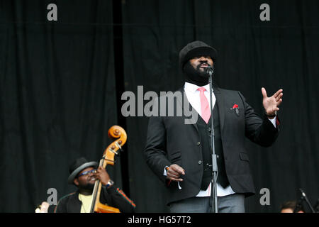 Gregory Porter eseguendo sulla fase della piramide durante il festival di Glastonbury, azienda agricola degna.UK Foto Stock