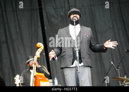 Gregory Porter eseguendo sulla fase della piramide durante il festival di Glastonbury, azienda agricola degna.UK Foto Stock