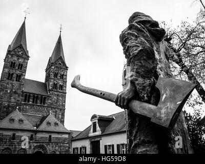 Bonifatius davanti alla cattedrale di Fritzlar Foto Stock