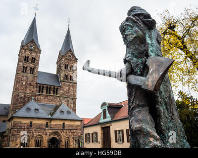 Bonifatius davanti alla cattedrale di Fritzlar Foto Stock