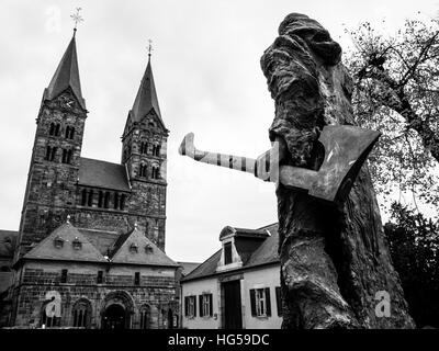 Bonifatius davanti alla cattedrale di Fritzlar Foto Stock