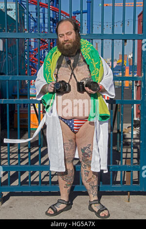 Un eccentrico New York fotografo con due telecamere a Coney Island per l annuale Polar Bear club di nuoto. In Brooklyn, New York Foto Stock