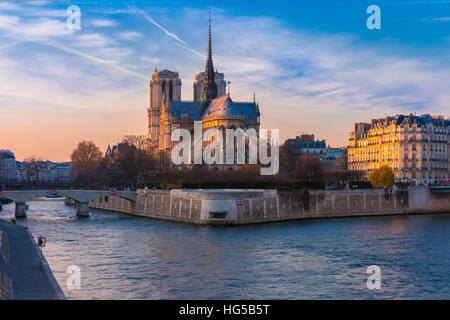 Cattedrale di Notre Dame de Paris al tramonto, Francia Foto Stock