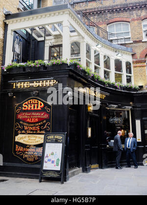 Due uomini in abiti da lavoro che hanno una pausa pranzo fuori della casa pubblica della nave in Hart Street nella città di Londra, Inghilterra, Regno Unito. Foto Stock