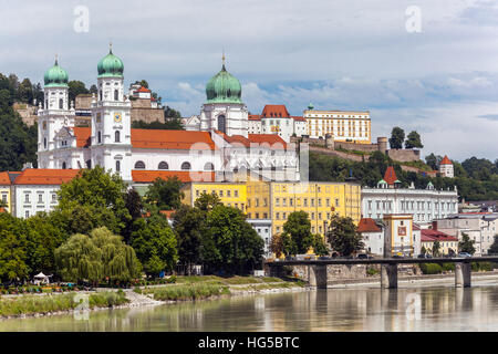 Passau vista sul fiume Inn, la cattedrale di Santo Stefano, Passau, Bassa Baviera, Germania, Europa Foto Stock