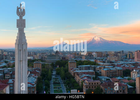 Il monte Ararat e a Yerevan visto dalla cascata di sunrise, Yerevan, Armenia, Asia Centrale, Asia Foto Stock