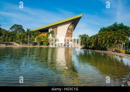 Parlamento nazionale riflettendo in acqua e di Port Moresby, Papua Nuova Guinea, Pacific Foto Stock