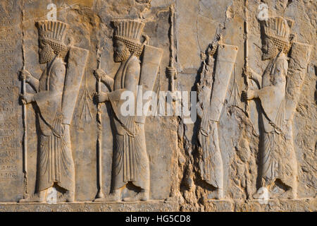 Rilievo scolpite di quattro Royal guardie Persico, facciata di palazzo privato di Dario il Grande, Persepolis, UNESCO, Iran Foto Stock